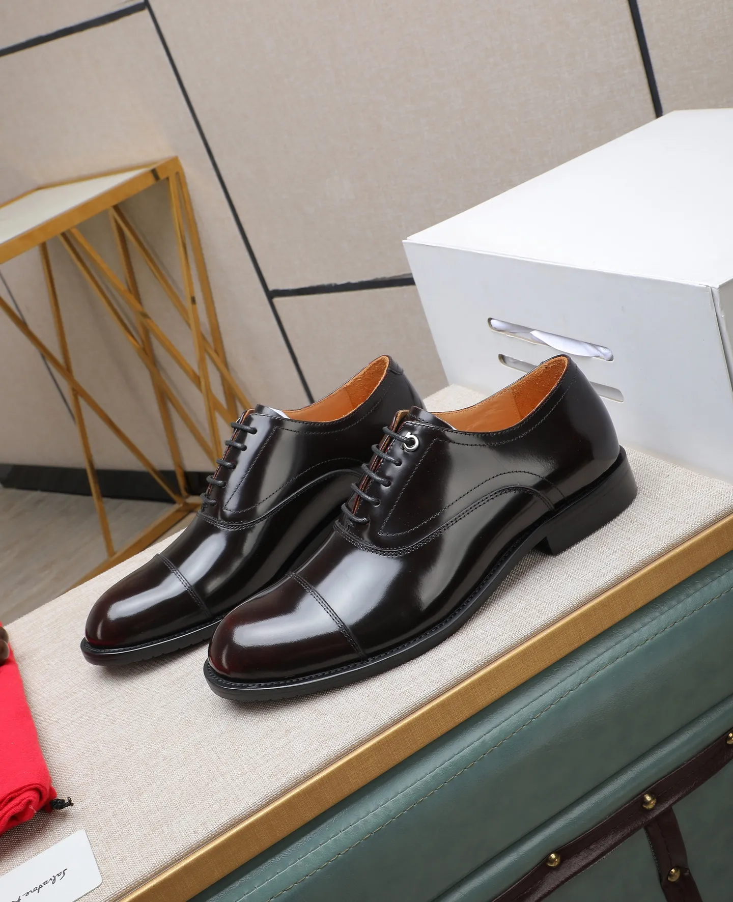 Men's shoes 💰540📛📛 (water-dyed cow lining) Salvatore Ferragamo high-end (Salvatore Ferragamo) is the world's top luxury footwear brand, coming from the fashion kingdom of Italy. It is famous all over the world for its traditional handmade design and novel styles... 🚶🏻🚶🏻New suit shoes are available simultaneously at the counter. This model is made of pure handmade imported Italian calfskin ➕soft water-dyed cowhide lining Original authentic outsole🌀🌀Size: 38➖44 (45 46 customized)